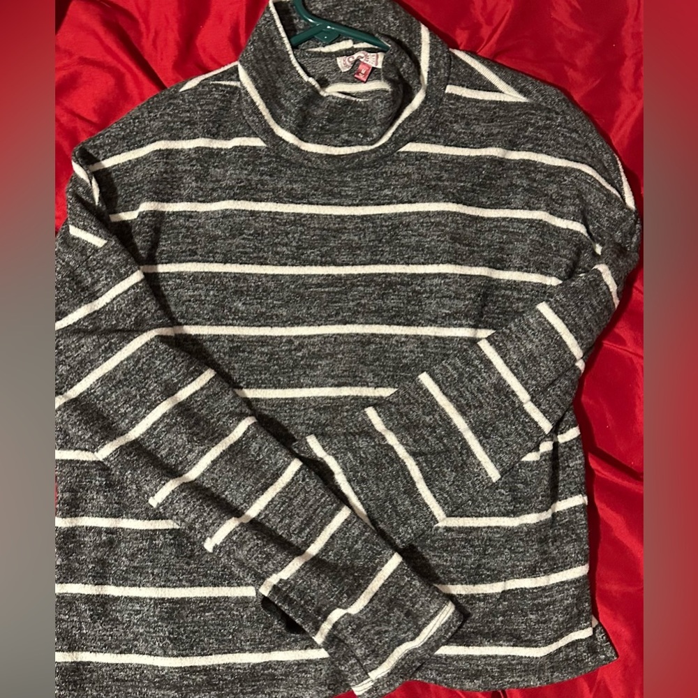 Juniors cropped long sleeve shirt